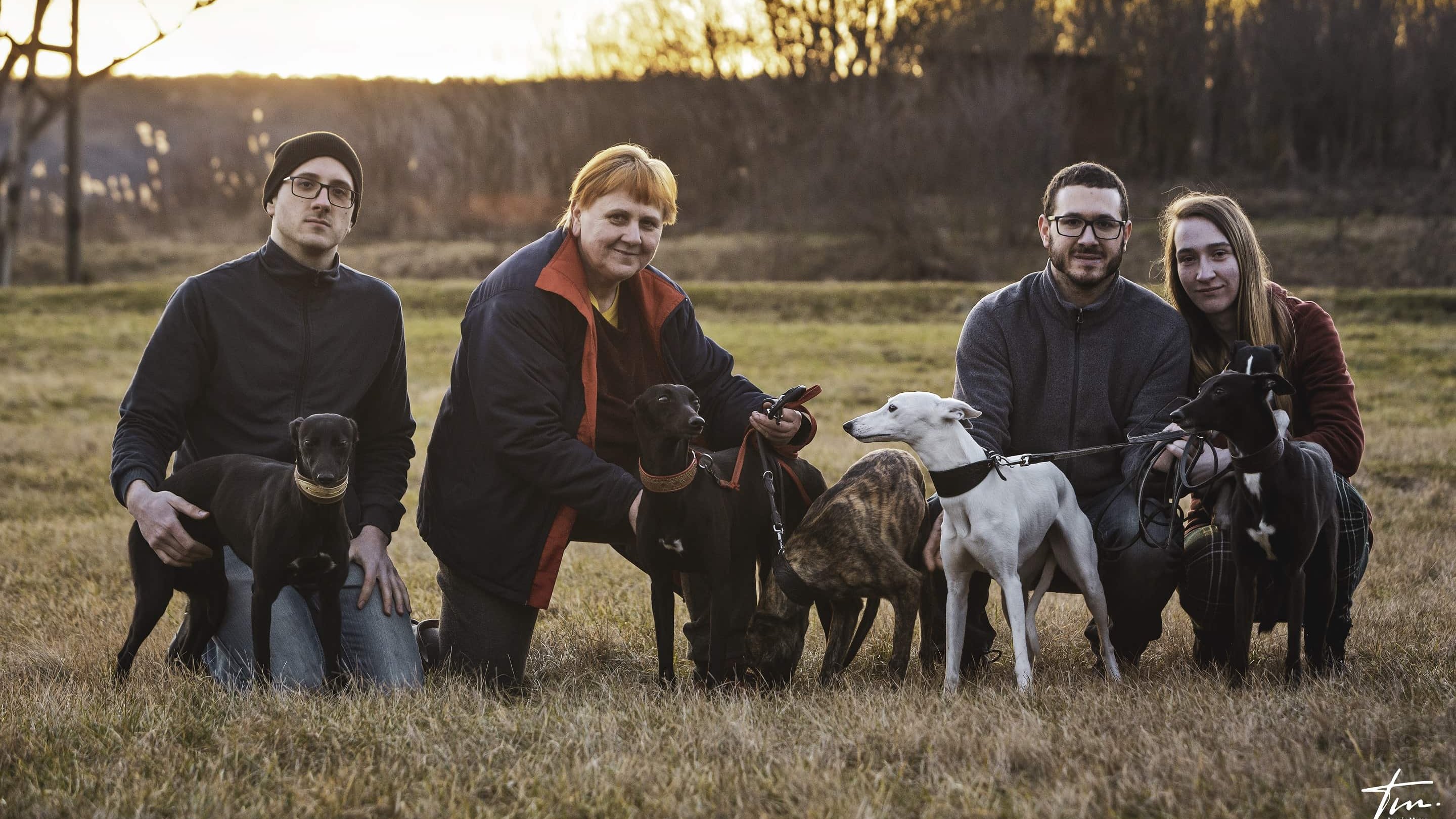 Szanka Judit, Majer Péter, Majer Miklós a Dévaj Whippet kennel tulajdonosainak fotója