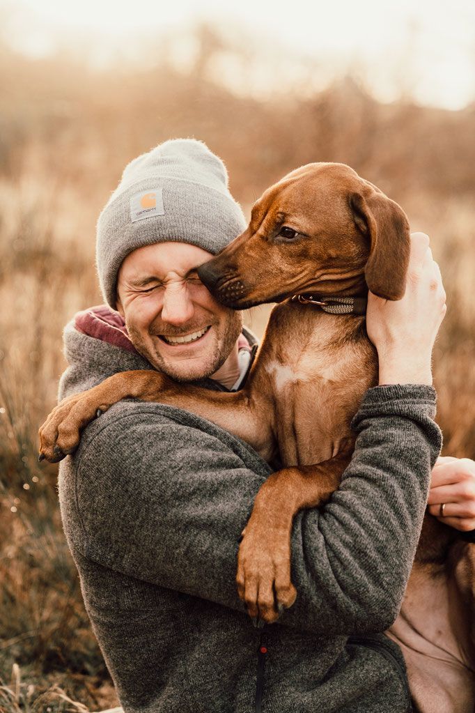 kutya gazdája karjában