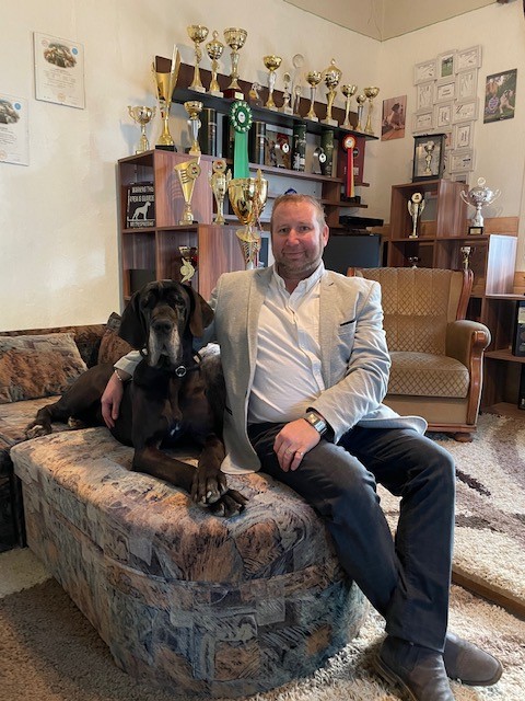 német dog gazdájával